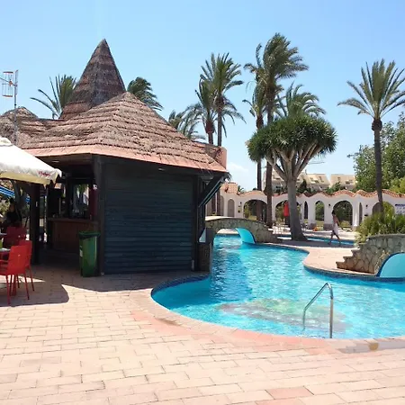 Chalet Adosado Con Parcela Propia. Wifi Gratis. Villa Dénia
