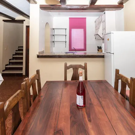 Chalet Adosado Con Parcela Propia. Wifi Gratis. Villa Dénia