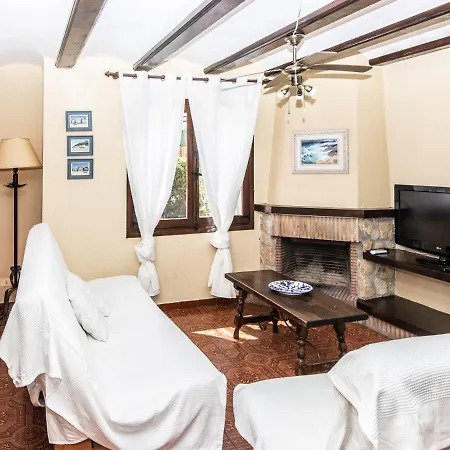 Chalet Adosado Con Parcela Propia. Wifi Gratis. Villa Dénia