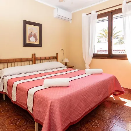 Chalet Adosado Con Parcela Propia. Wifi Gratis. Villa